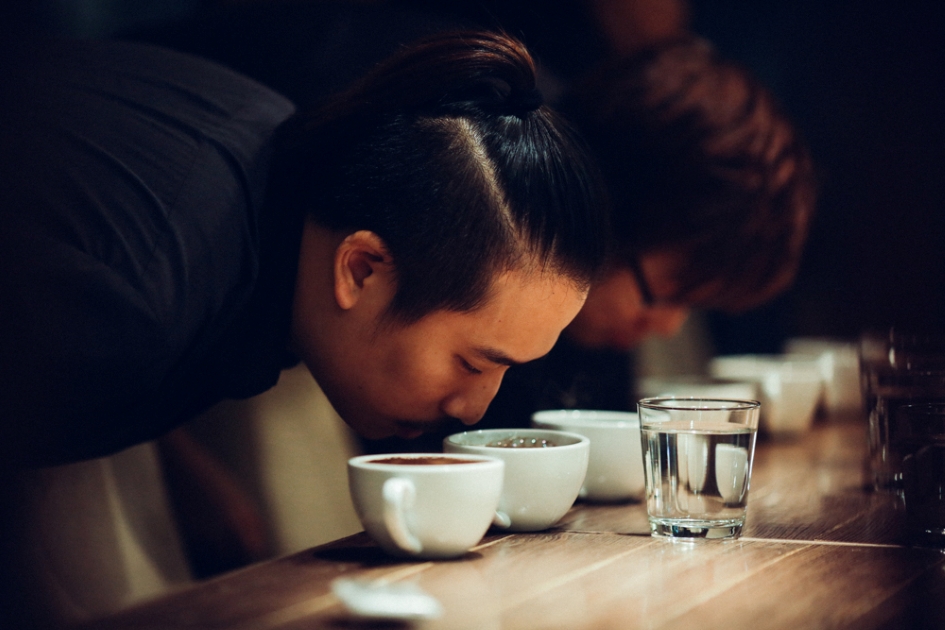 上回聊到湛盧對配方豆的看法：咖啡人將來自不同產區、風味各異的單品豆，依自身的品味能力結合故事性，將它們適切地調配並烘焙成令人驚艷與感動的作品，這樣的咖啡人我們稱之為「配方師」。今天我們來看看，湛盧的配方師是如何完成配方工作的。